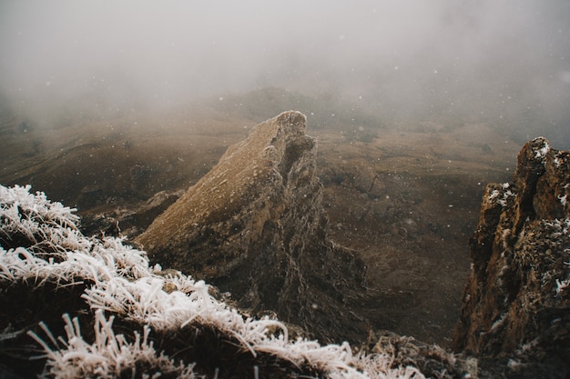 Foto a primeira neve nas montanhas no outono