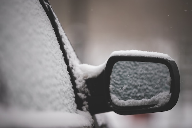 A primeira queda de neve inesperada cobriu carros com neve