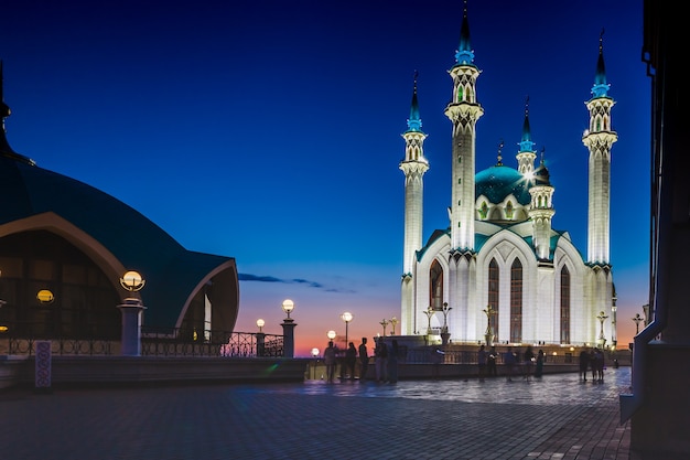 a principal grande mesquita de Kazan ao pôr do sol