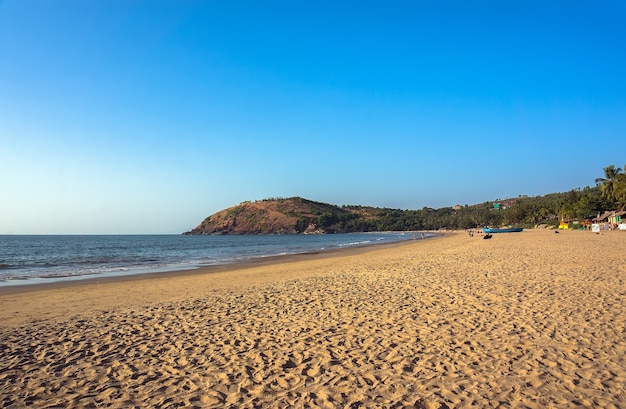 A principal praia da cidade de Gokarna, Índia, com muita areia amarela e poucas pessoas, à noite