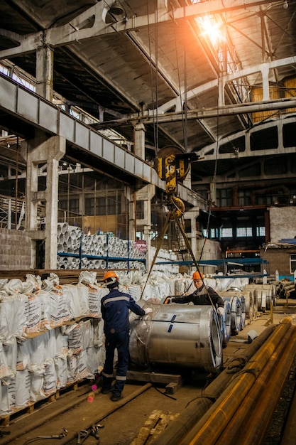 Foto a produção de ventilação e calhas de carregamento em um guindaste