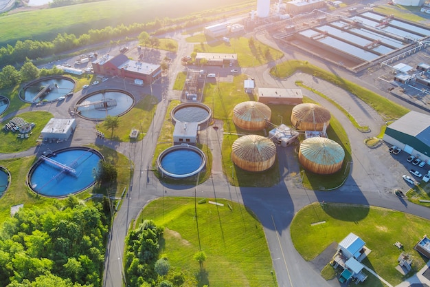 Foto a purificação da água da estação de tratamento de águas residuais urbanas modernas é o processo de remoção de produtos químicos indesejáveis da vista aérea panorâmica