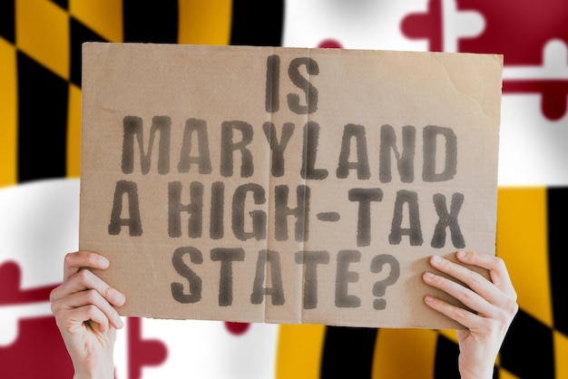 A questão é Maryland um estado de alta tributação está em um banner nas mãos dos homens com fundo desfocado Custo Orçamento Crise Decisão Lucro Liberdade Juros Receita