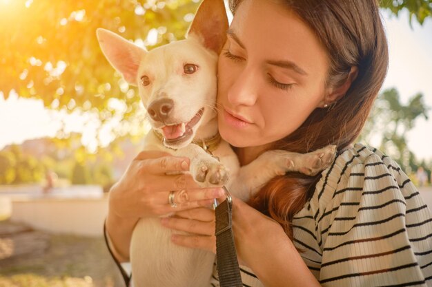 Foto a raça do cão russell terrier está brincando no parque verde com seu dono no verão ou no início de