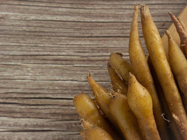 A raiz do dedo na mesa de madeira fecha a imagem para alimentos e o conceito médico