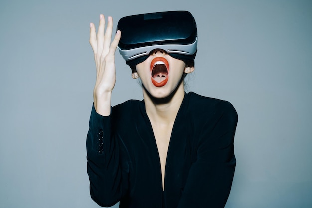 A realidade virtual é o nosso futuro sorriso emocional mulher feliz usando óculos de realidade virtual atraentes