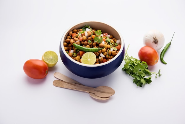 A receita do Black Chickpea Chaat ou Kala Chana Chat é uma receita de lanche popular da Índia, servido em uma tigela. foco seletivo