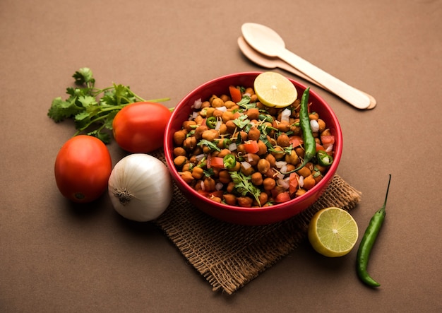 A receita do Black Chickpea Chaat ou Kala Chana Chat é uma receita de lanche popular da Índia, servido em uma tigela. foco seletivo