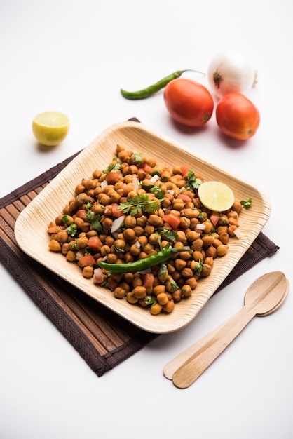 A receita do Black Chickpea Chaat ou Kala Chana Chat é uma receita de lanche popular da Índia, servido em uma tigela. foco seletivo