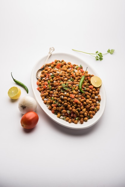 A receita do Black Chickpea Chaat ou Kala Chana Chat é uma receita de lanche popular da Índia, servido em uma tigela. foco seletivo