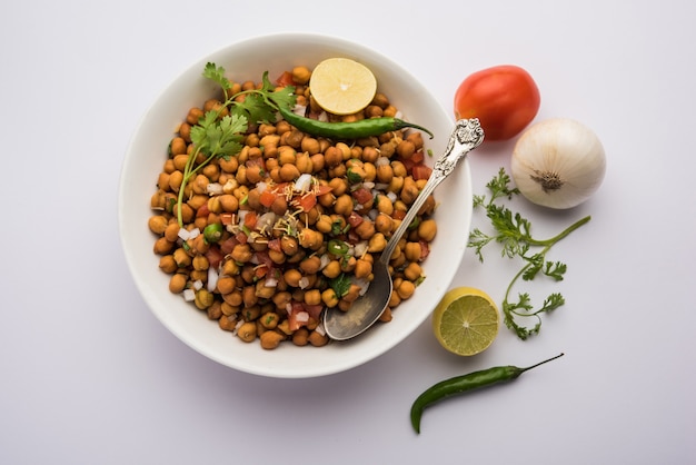 A receita do Black Chickpea Chaat ou Kala Chana Chat é uma receita de lanche popular da Índia, servido em uma tigela. foco seletivo