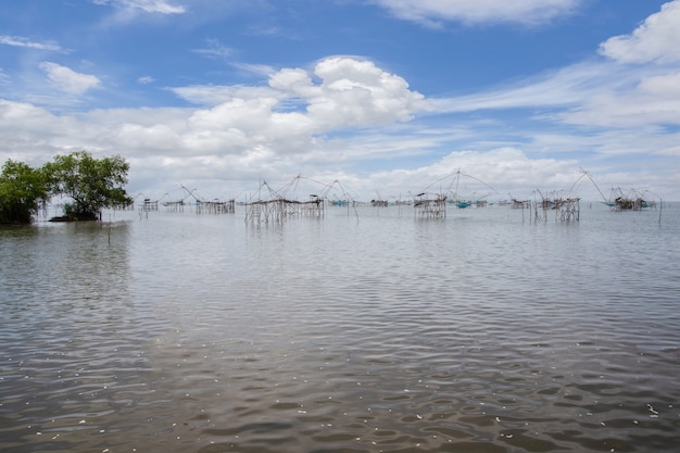 A rede de pesca quadrada de bambu feita de bambu e uma rede por um pescador no sul da tailândia, phatthalung, tailândia