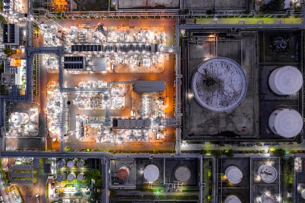 A refinaria de petróleo da vista aérea e a planta de refinaria do gás formam a zona da indústria na noite.