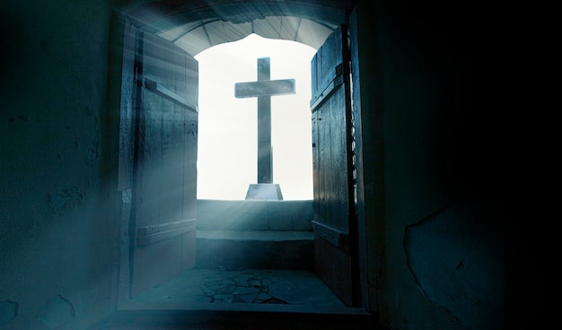 A Ressurreição de Jesus Cristo Fundo religioso da Páscoa com fortes raios de luz brilhando através da entrada de um túmulo de pedra vazio