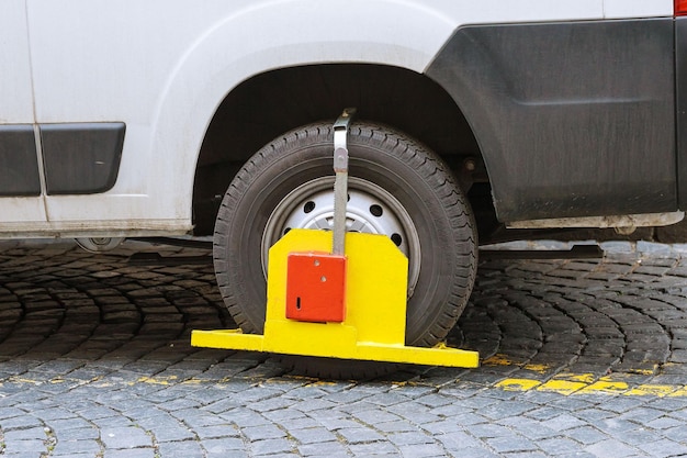 A roda do carro está bloqueada devido a uma violação de estacionamento.