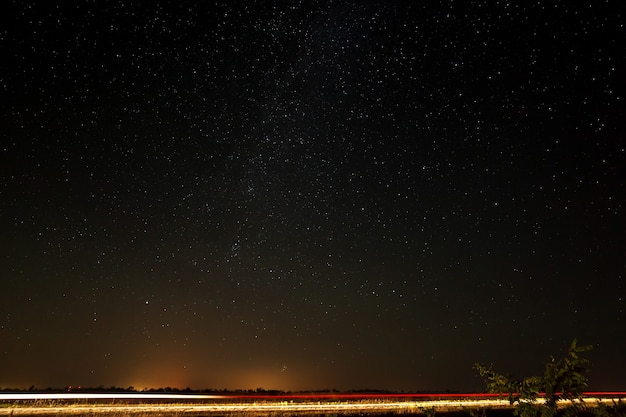 A rodovia em um fundo de céu estrelado