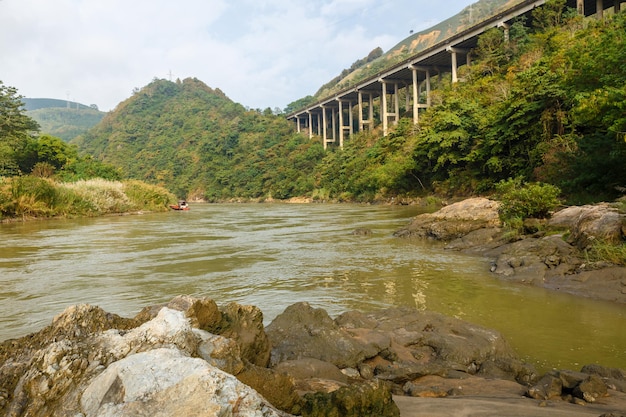 A rodovia no rio vermelho é a fronteira entre o vietnã e a china. província de yunnan, china