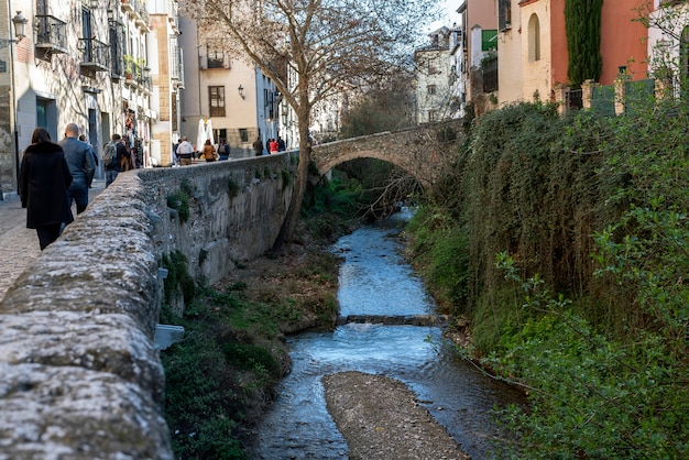 A rua Carrera del Darro em Granada nos leva ao longo do rio Darro até a Alhambra em Granada