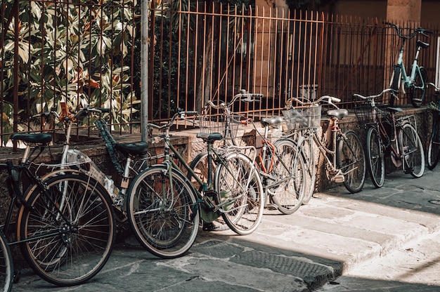 A rua de Florença está cheia de bicicletas. Turismo e conceito de viagens.