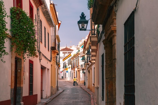 A rua ensolarada na espanha de córdoba