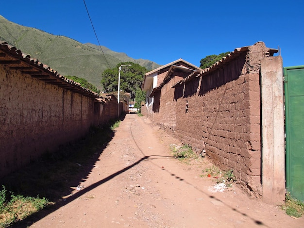 A rua na pequena cidade no Altiplano Peru South America