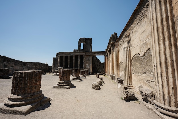 A ruína arqueológica da antiga cidade romana de Pompeia foi destruída pela erupção do vulcão Vesúvio, nas proximidades da cidade de Pompeia, região da Campânia, Itália