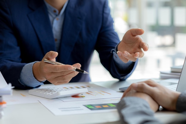 A sala de reuniões da empresa tem empresários e gerentes de finanças reunidos sobre tópicos de finanças, eles estão analisando informações sobre documentos e discutindo juntos Conceito de gestão financeira da empresa