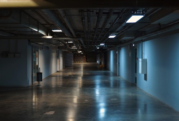 Foto a sala técnica do subsolo é iluminada por lâmpadas amarelo-azuladas