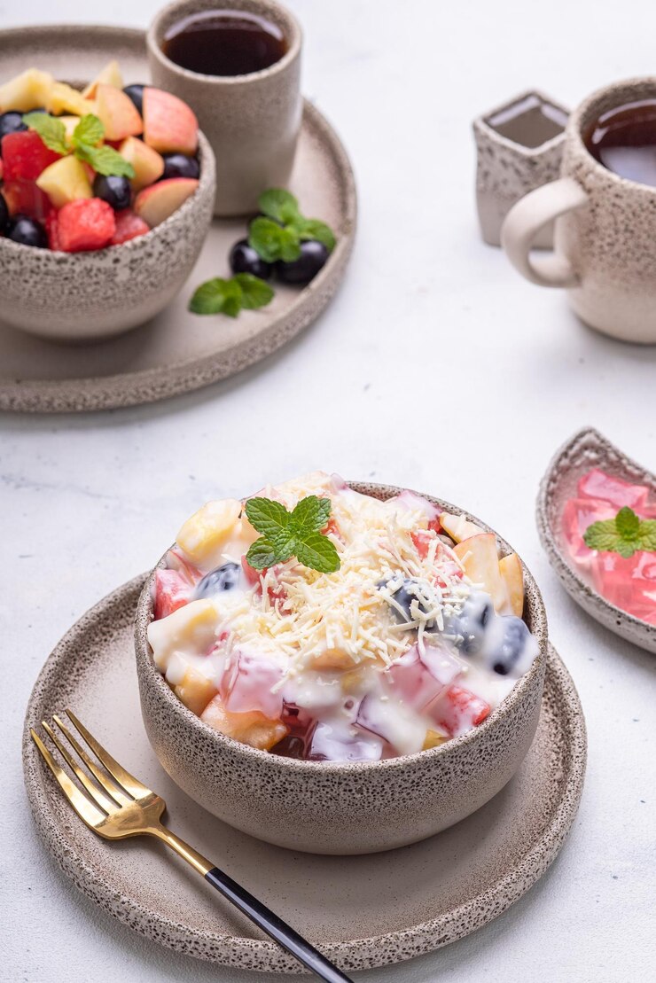 Foto a salada de frutas é um prato feito de frutas frescas. normalmente, a salada de fruta é servida com queijo adicional ou chocolate ralado.