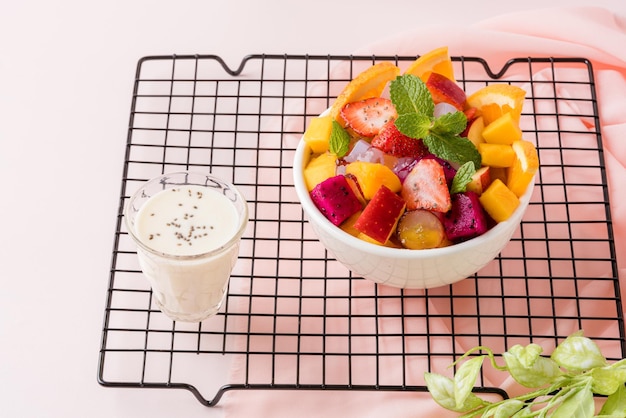 A salada de frutas é um prato que consiste em vários tipos de salada de frutas e pode ser servida como aperitivo