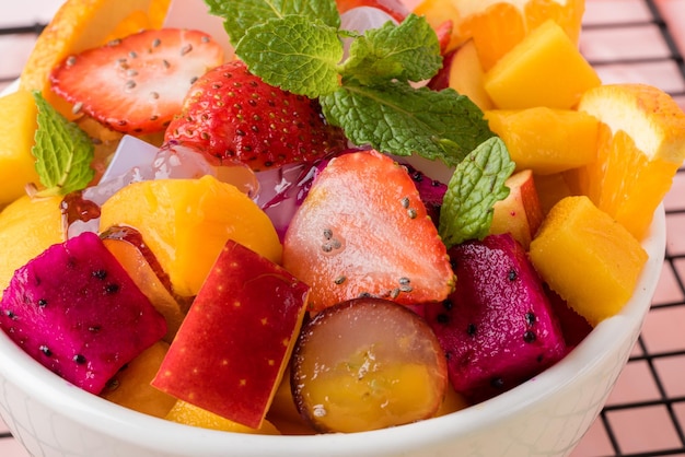 Foto a salada de frutas é um prato que consiste em vários tipos de salada de frutas e pode ser servida como aperitivo