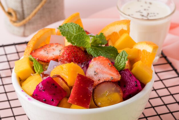 A salada de frutas é um prato que consiste em vários tipos de salada de frutas e pode ser servida como aperitivo