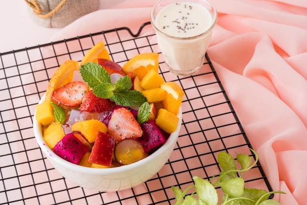 A salada de frutas é um prato que consiste em vários tipos de salada de frutas e pode ser servida como aperitivo