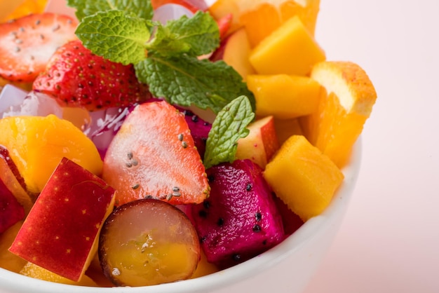 A salada de frutas é um prato que consiste em vários tipos de salada de frutas e pode ser servida como aperitivo