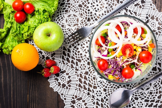 a saladeira fresca e colorida com quinua, tomate e vegetais misturados em um prato