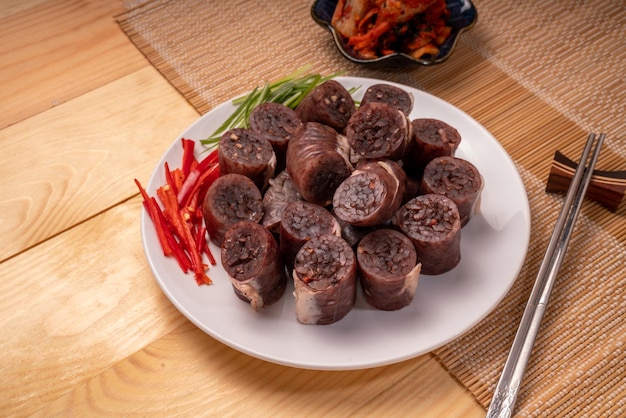 A salsicha de sangue coreana ou Sundae Soondae é comida nacional tradicional coreana