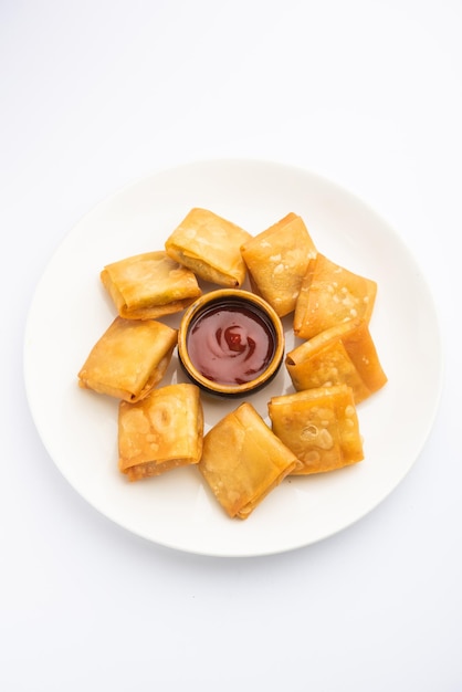 A samosa chinesa vegetal é uma forma quadrada, um lanche frito preparado com folhas de massa caseira e recheio de macarrão saboroso