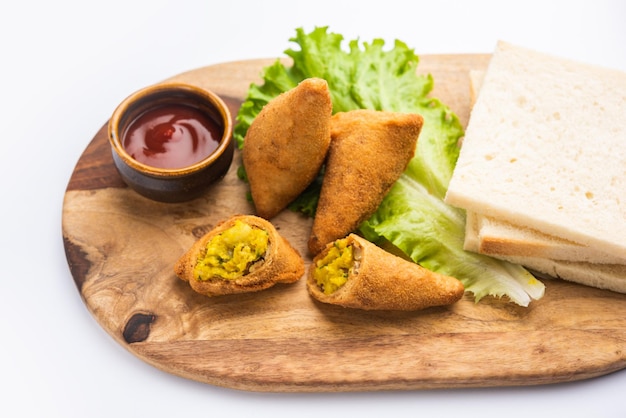 A samosa de pão é uma variação da samosa regular com o mesmo recheio de ervilhas de batata usando fatias de pão de sanduíche para a cobertura externa