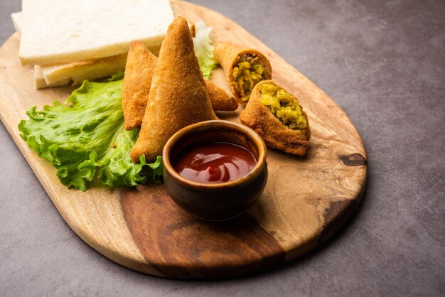 A samosa de pão é uma variação da samosa regular com o mesmo recheio de ervilhas de batata usando fatias de pão de sanduíche para a cobertura externa