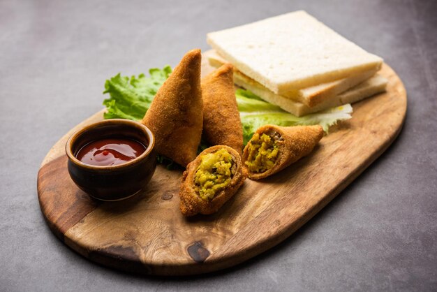 A samosa de pão é uma variação da samosa regular com o mesmo recheio de ervilhas de batata usando fatias de pão de sanduíche para a cobertura externa