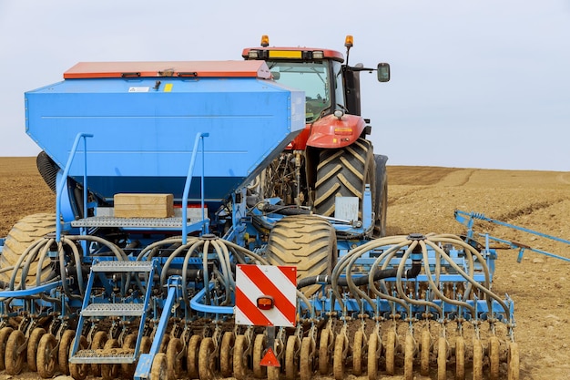 A semeadora de ar de precisão é anexada ao trator Máquinas agrícolas