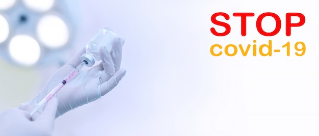 A seringa de exploração de mão e o frasco de medicamento preparam-se para o conceito de vacina COVID-19 (Coronavirus). Doença, tratamento da gripe e proteção. Copie o espaço.
