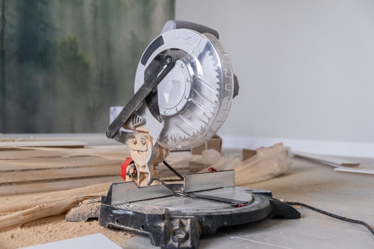 Foto a serra miter ou uma serra de construção de vários materiais no chão do apartamento