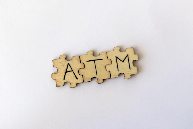 A sigla ATM que significa At The Moment As letras escritas nos quebra-cabeças