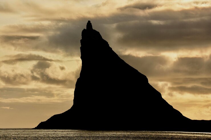 Foto a silhueta balança pelo mar contra o céu durante o pôr do sol
