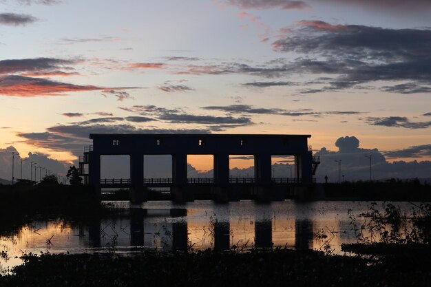 a silhueta da eclusa à tarde no contexto do pôr do sol.