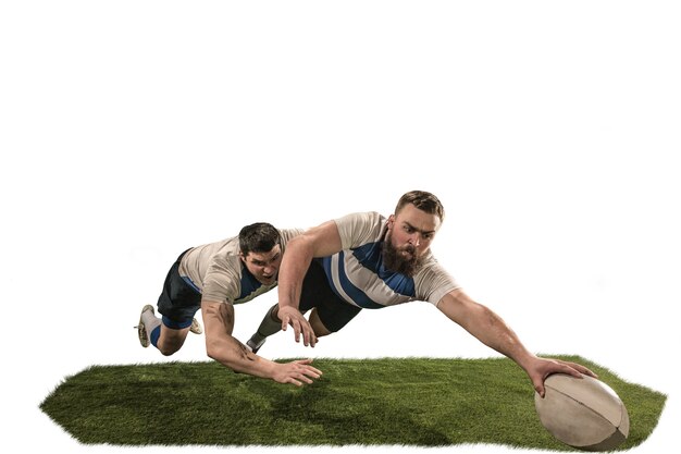 A silhueta de dois jogadores de rugby homem caucasiano isolados no fundo branco. foto de estúdio do homem apto em movimento ou movimento com bola. conceito de jogo e ação. tensão incrível de todas as forças