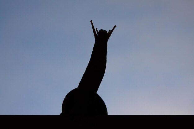 A silhueta de um caracol erguendo a cabeça contra o céu azul