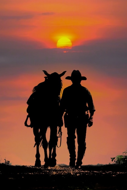 Foto a silhueta do cowboy e o pôr do sol