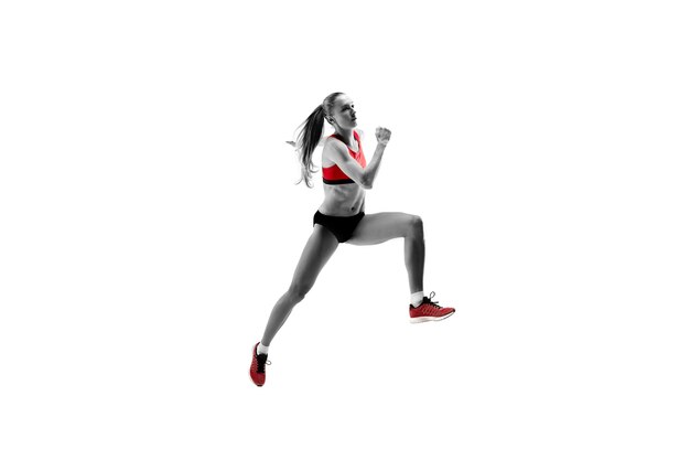 A silhueta feminina de um corredor, correndo e pulando no fundo branco do estúdio. O velocista, corredor, exercício, treino, aptidão, treinamento, conceito de corrida.